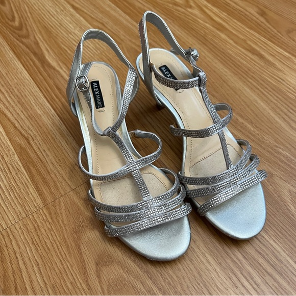 004 NWOT Alex Marie LIAA Silver Kitten Heels. Size 6M - Picture 2 of 9